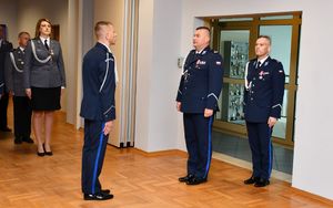 Policjant składa meldunek Zastępcy Komendanta Wojewódzkiego Policji w Rzeszowie