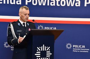 Komendant Powiatowy Policji w Jarosławiu podczas przemówienia