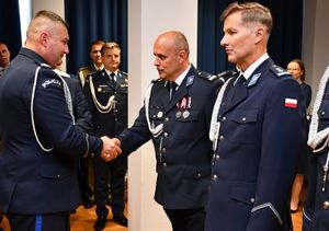 Zastępca Komendanta Wojewódzkiego gratuluje odznaczonemu policjantowi