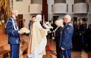 Policjanci i kobieta. Przed nimi ksiądz