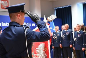 Policjanci w czasie uroczystej zbiórki w KPP Jarosław