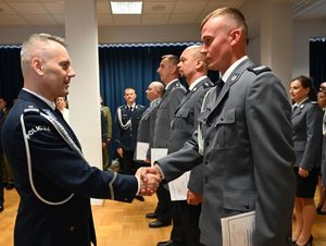 Komendant gratuluje policjantowi z okazji awansu