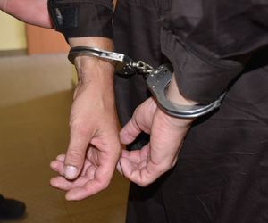 Kajdanki na rękach mężczyzny