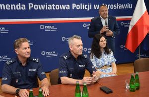 Starosta Jarosławski w trakcie przemówienia. Na zdjęciu widoczni także policjanci