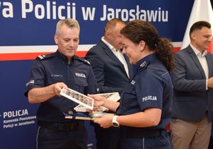 Komendant wręcza upominek policjantce