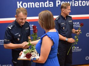 I Zastępca Komendanta gratuluje kobiecie