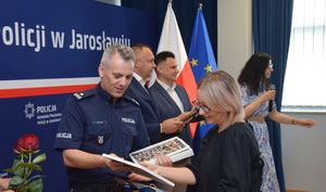 Komendant wręcza upominek kobiecie