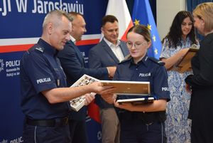 Komendant wręcza upominek kobiecie