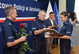 Komendant wręcza upominek policjantce