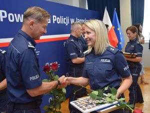 Komendant wręcza upominek policjantce