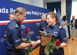 Komendant wręcza upominek policjantce