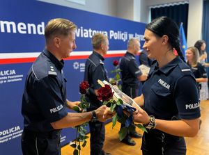 Komendant gratuluje policjance
