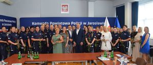 Zdjęcie grupowe policjantek, kobiet, policjantów z burmistrzem i starostą