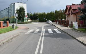 Miejsce tragicznego zdarzenia w Radymnie. Na miejscu widoczne jest droga i przejście dla pieszych