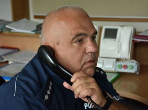 Policjant rozmawia przez telefon