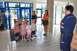 Dzieci w odwiedzinach u policjantów