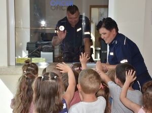 Dzieci machają oficerowi dyżurnemu
