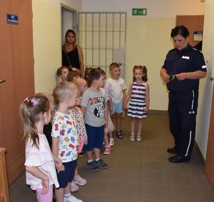 Policjanta z dziećmi