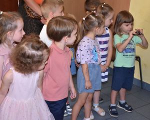 Dzieci oglądają kajdanki