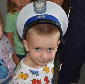 Chłopczyk w policyjnej czapce