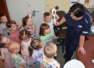 Policjantka z dziećmi