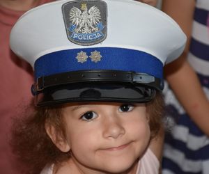 Dziewczynka w policyjnej czapce
