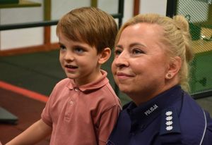 Policjantka z dzieckiem