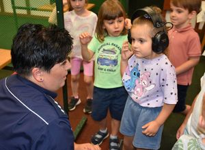 Policjantka z dziećmi na strzelnicy