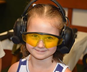 Dziewczynka w okularach chroniących wzrok