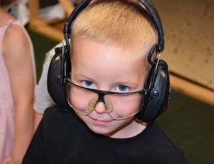 Chłopczyk w okularach i nausznikach