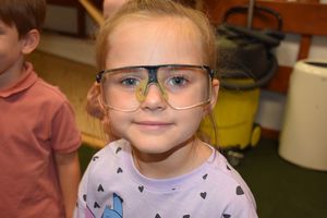 Dziewczynka w okularach chroniących wzrok