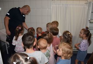 Policjant z dziećmi na siłowni