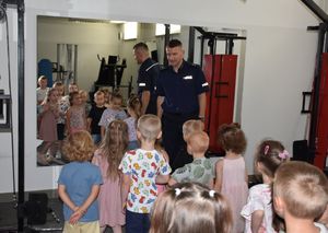 Policjant z dziećmi na siłowni