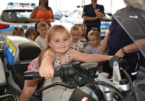 Dziewczynka na policyjnym motocyklu