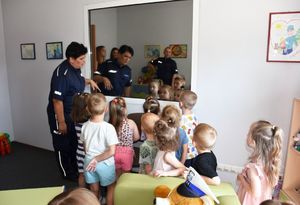 Policjantka z dziećmi w Niebieskim Pokoju