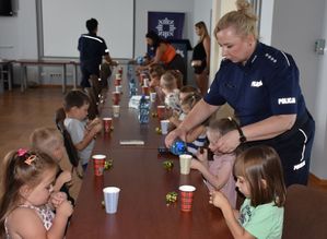 Policjantka z dziećmi na świetlicy