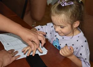 Dziewczynka w tracie robienia odcisków palców