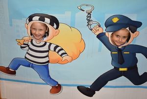 Dzieci na ściance policjant i złodziej