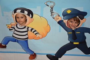 Dzieci na ściance policjant i złodziej