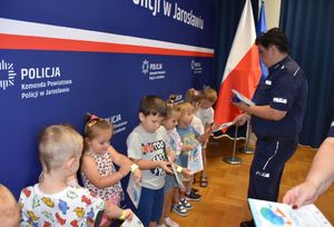 Policjantka rozdaje dzieciom upominki