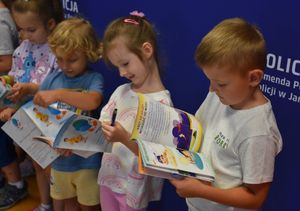 Dzieci oglądają książeczki