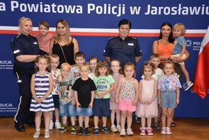Zdjęcie zbiorowe dzieci, opiekunek i policjantek