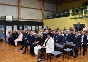 Osoby zgromadzone na sali podczas uroczystego rozpoczęcia roku szkolnego