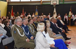 Osoby zgromadzone na sali podczas uroczystości rozpoczęcia roku szkolnego