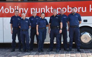 Policjanci przy krwiobusie