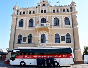 Policjanci przy krwiobusie. W tle ratusz