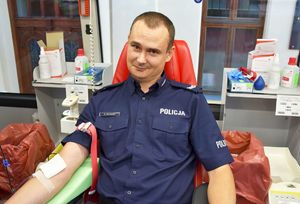 Policjant oddaje krew