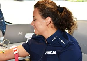 Policjantka oddaje krew