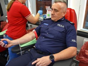 Policjant oddaje krew