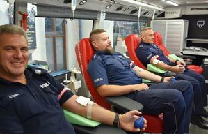 Policjanci oddają krew w krwiobusie